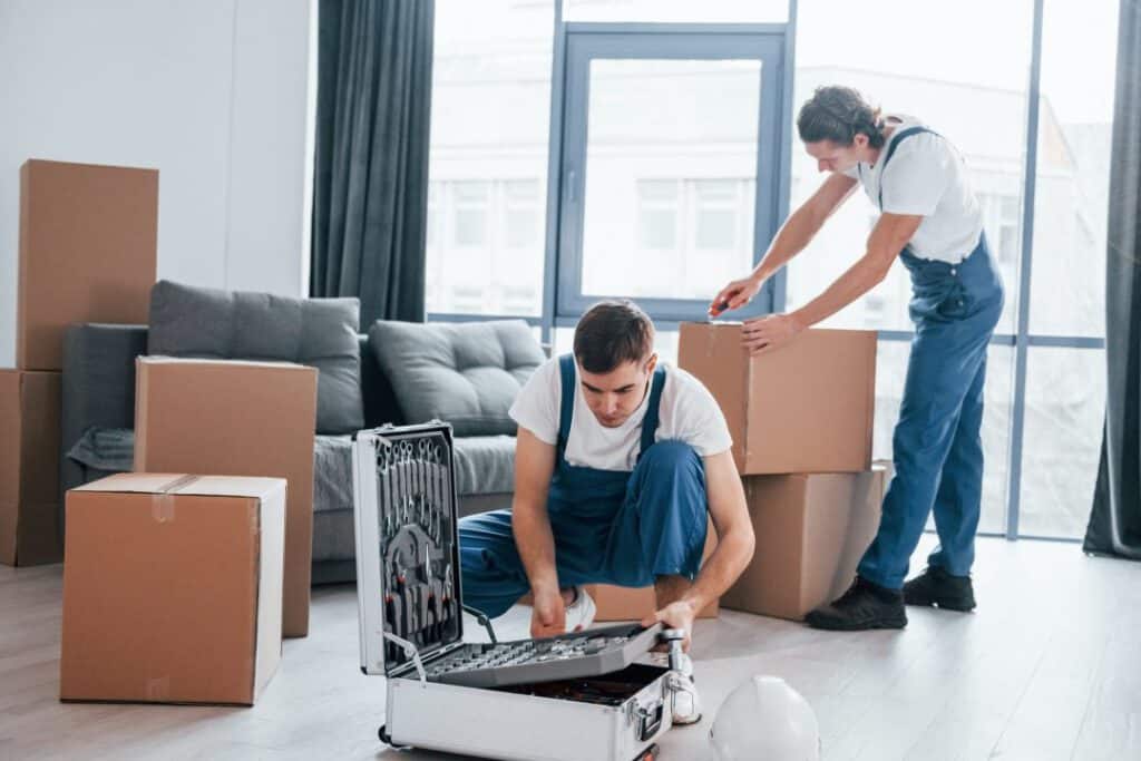 Zwei Helfer räumen ein Zimmer aus