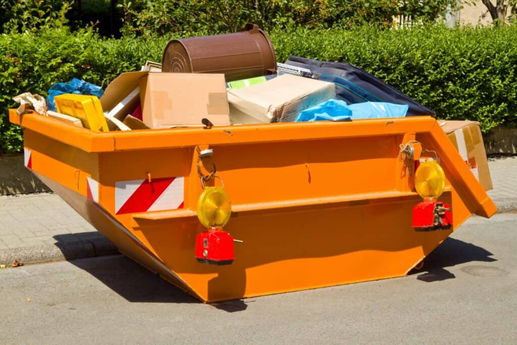 Container mit Sperrmüll nach einer Entrümpelung
